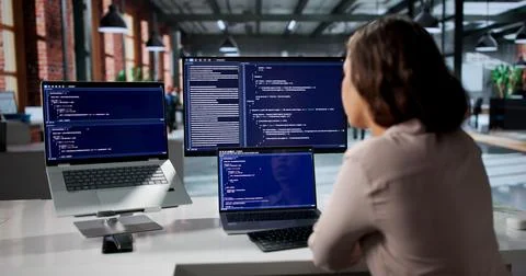 Young Software Engineer Focused On Coding Secure Web Applications At Desk. 스톡 사진
