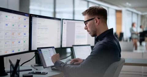 Young Software Engineer Uses Laptop To Build AI-powered Knowledge System. Фото
