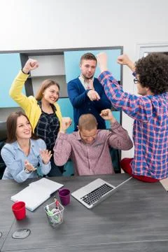 Young start up team disccusing projects Foto stock