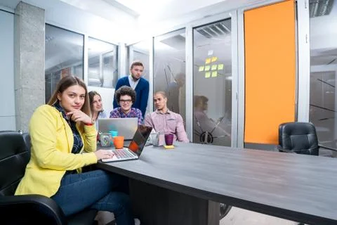 Young start up team disccusing projects Foto stock