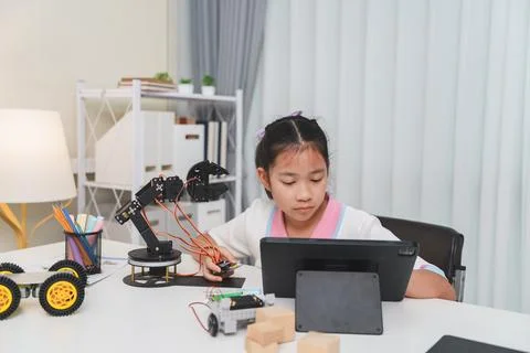 A young student engaged in an e-learning class for her engineering project. Stockfoto's