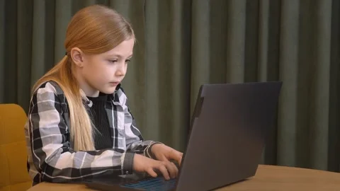 Young student girl using laptop for online education at home Vidéo 315877437