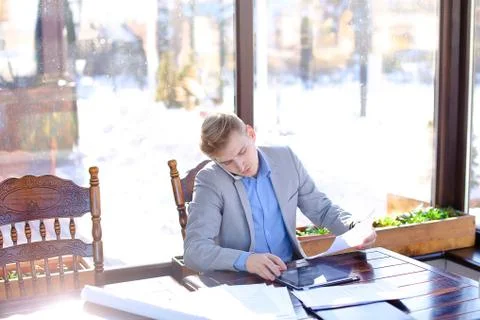 Young student preparing before exam in fast motion at cafe with Stock-Fotos