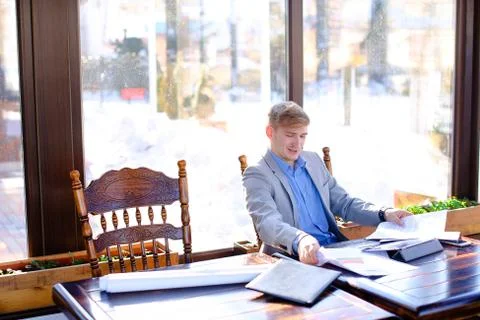 Young student preparing before exam in fast motion at cafe with Foto stock