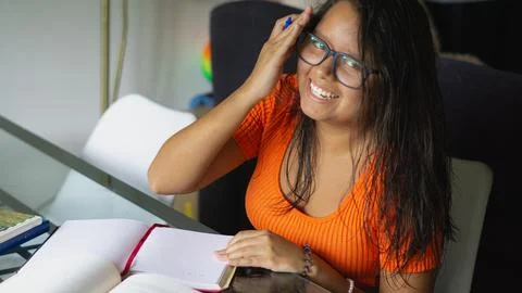Young student sitting at a table studying Stock-Fotos