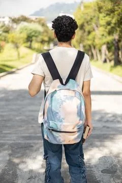 Young student strolling calmly down the road. Foto stock