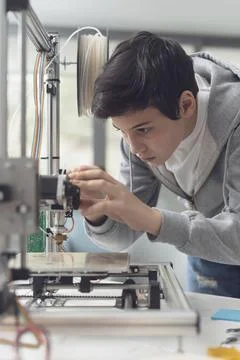 Young student using a 3D printer Stock-Fotos