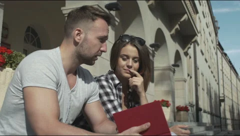 Young students reading book together. Vídeo Stock 54415111