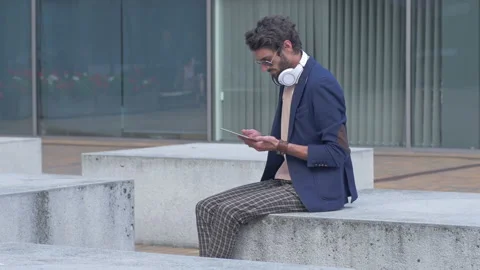 Young stylish man using a tablet outdoors in the city Stock-Footage 132933391