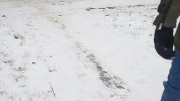 Young stylishly dressed man while walking in the Park in winter slipped and lost Stock Footage 85529118