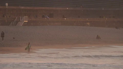 Young surfer ready to surf during sunset Vídeo Stock 152632864
