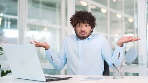 Young surprised puzzled worker spreads hands, shrugs shoulders looking at camera Vidéo 237332683
