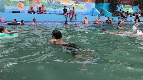Young swimmer enjoys clear pool waters Stock-Footage 344352327