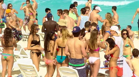 Young talking on the beach at Spring Break Stock Footage 47756558