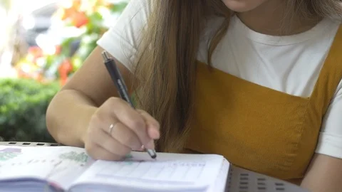 Young Teacher Does Lesson Plans for Students Vídeos de archivo 114708211