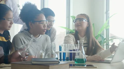 Young teacher teaching group student about science and explaining chemical fo Stock Footage 182198074