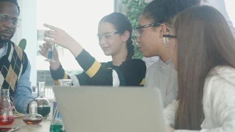 Young teacher teaching group student about science and explaining chemical fo Stock Footage 195763550