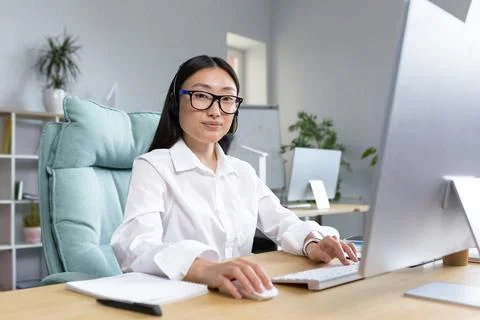 Young tech support worker, portrait Asian business woman working in modern Stock Photos