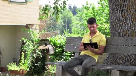 A young teenager with a tablet computer chatting. 库存影片 112291585