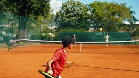 Young tennis player hitting forehands strokes on hard court, swings for a Vidéo 220208930
