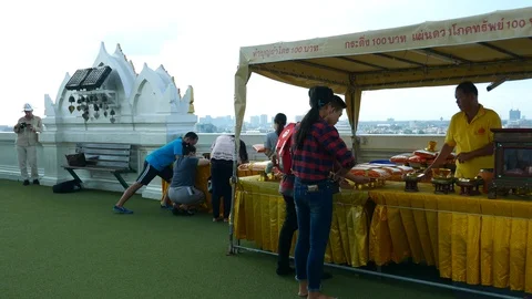 Young thai couple pray and make ceremony at Golden Mount, Bangkok Stock Footage 90249647