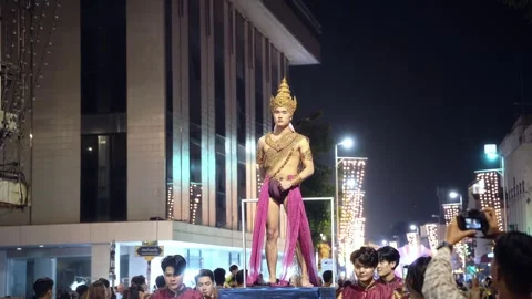 Young Thai man in golden deity costume standing on parade float at Loy Krathong Video stock 335128322