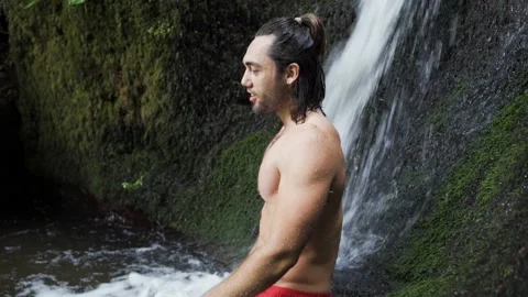 Young topless fit man taking a bath in a spring and enjoing the fresh Vídeo Stock 198324841