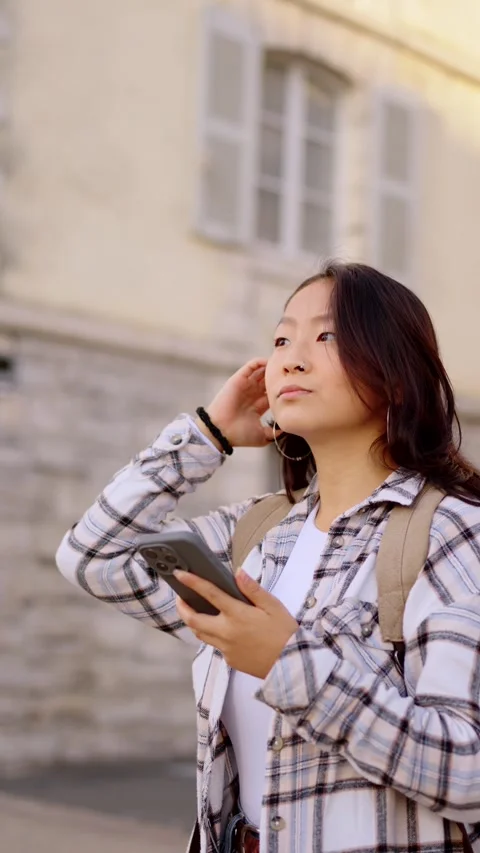 Young tourist using GPS application on phone. 스톡 동영상 287434807