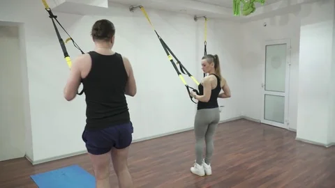 Young trainer making squats with the trainees Video stock 73546288