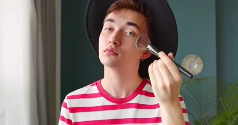 Young transgenger queer man make up beauty, applying powder Stock-Footage 135532860