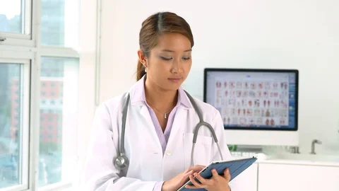 Young Vietnamese doctor using digital tablet. 库存影片 94152484