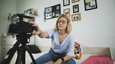 Young vloger making her video for blog. The girl turns on the camera and starts Stock-Footage 105901530