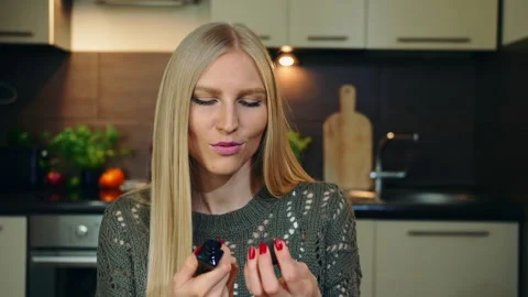 Young vlogger smelling perfume. Vidéo 153477770