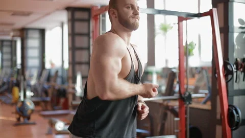 Young white bodybuilder looking to the mirror checking his progress Stock Footage 102231214