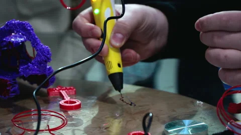 Young white man draws 3d with a pen. 스톡 동영상 167736160