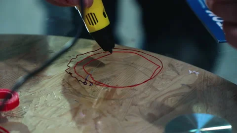 Young white man draws 3d with a pen. 스톡 동영상 167737955
