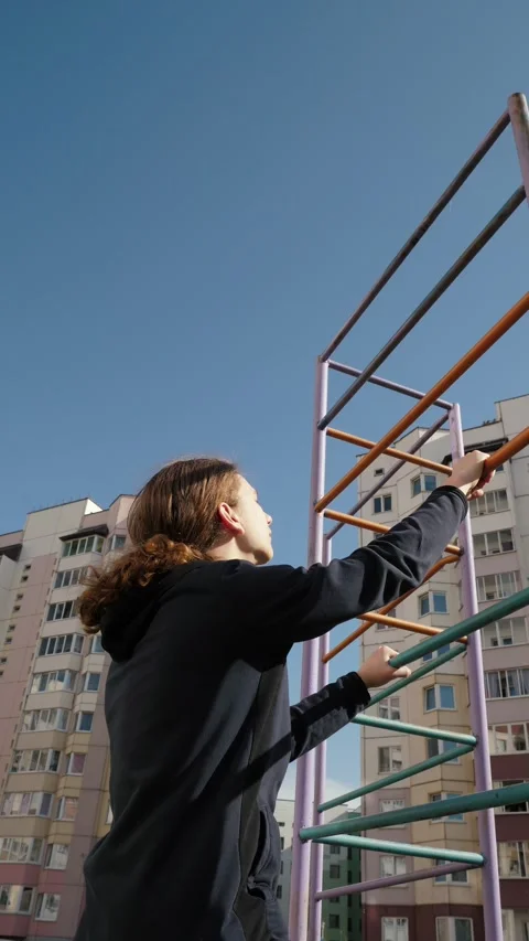 Young white student climbing playground Vidéo 336365344