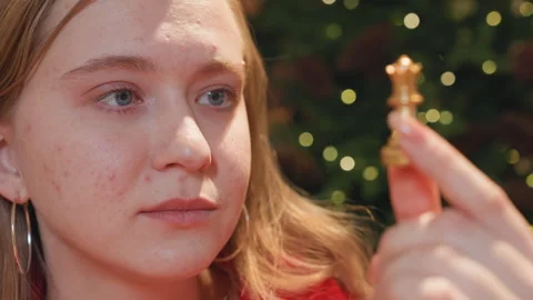 Young woman analyzing chess game. Young woman with freckles and hoop earrings 스톡 동영상 345173583