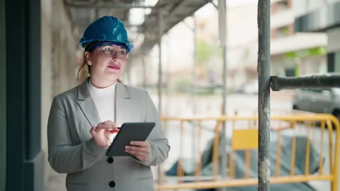 Young woman architect using touchpad at street Video stock 171385792