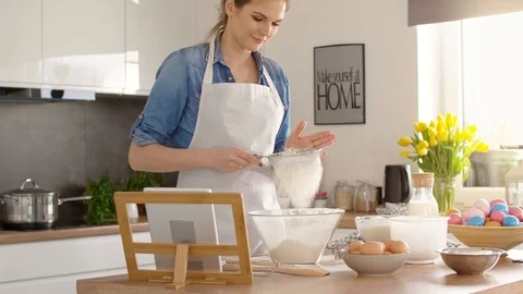 Young woman baking a cake for Easter 库存影片 102546459