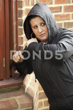 Young Woman Breaking Into House Stock-Fotos