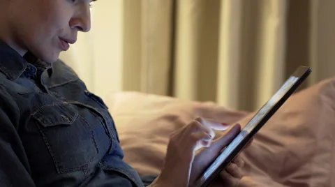 Young woman browsing tablet on sofa at home HD Vídeo Stock 45292738