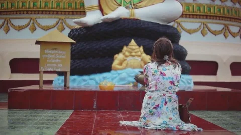 Young woman coming in temple prays on the knees at complex Wat Plai Laem. Koh Stock Footage
