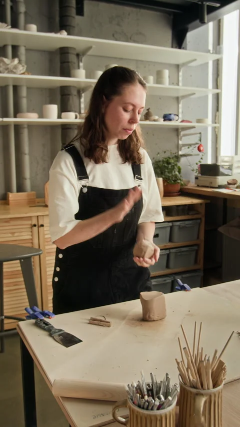 Young Woman Cutting Clay With String 库存影片 331805127
