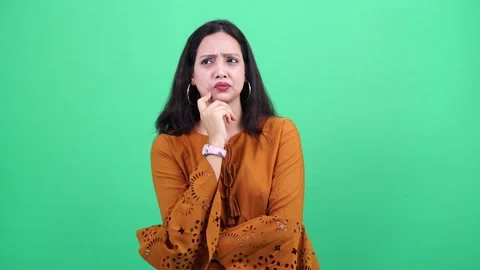 Young woman in to deep thinking finding solution of problems. 스톡 동영상 201510702