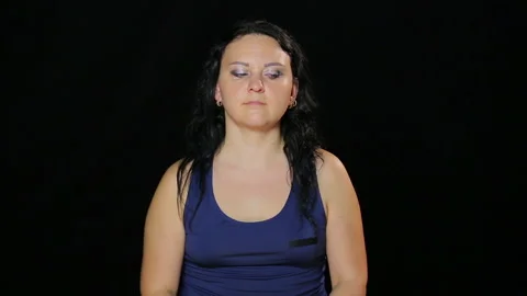 A young woman does exercises with her eyes from corner to corner 库存影片 109220587