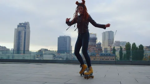 Young woman doing professional elements on roller skates outdoor in slow motion. 库存影片 158174098