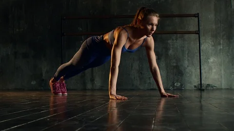 Young woman doing pushups. 스톡 동영상 90280534