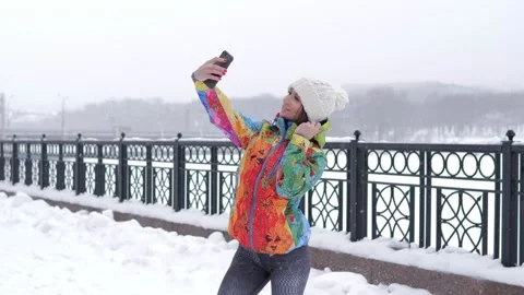 Young woman doing selfie while jogging outdoors in a city park on a cold winter Stock Footage 139890568