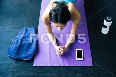 Young woman doing yoga exercises on yoga mat Stock-Fotos